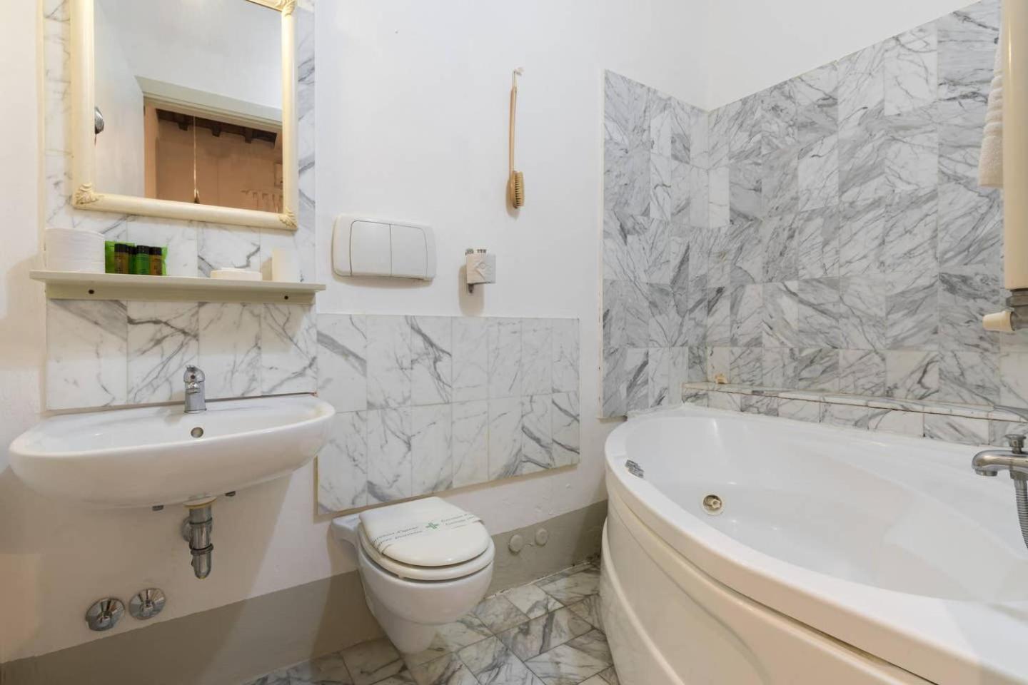 F4 - Santa Croce One Bedroom Flat 2 To 4 Guests フィレンツェ エクステリア 写真